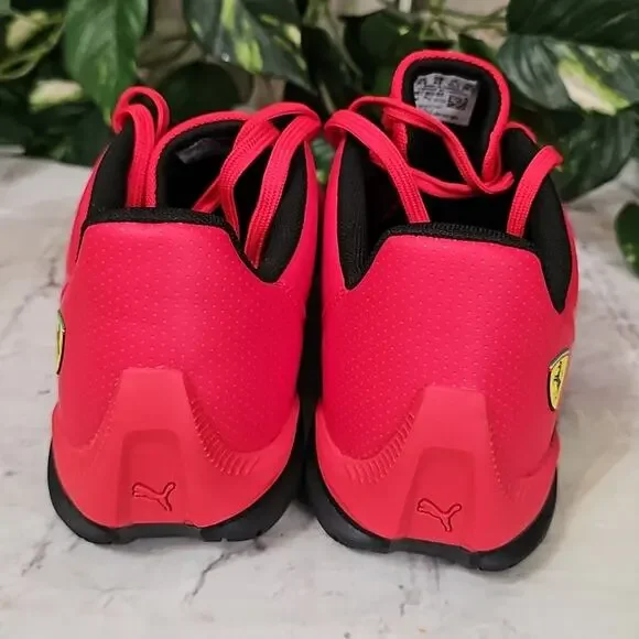 Puma NWOB Ferrari Drift Cat Red and Black Sneakers with Sleek Design 10.5M